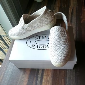 Steve Madden white slip on flat loafer shoes size 7.5